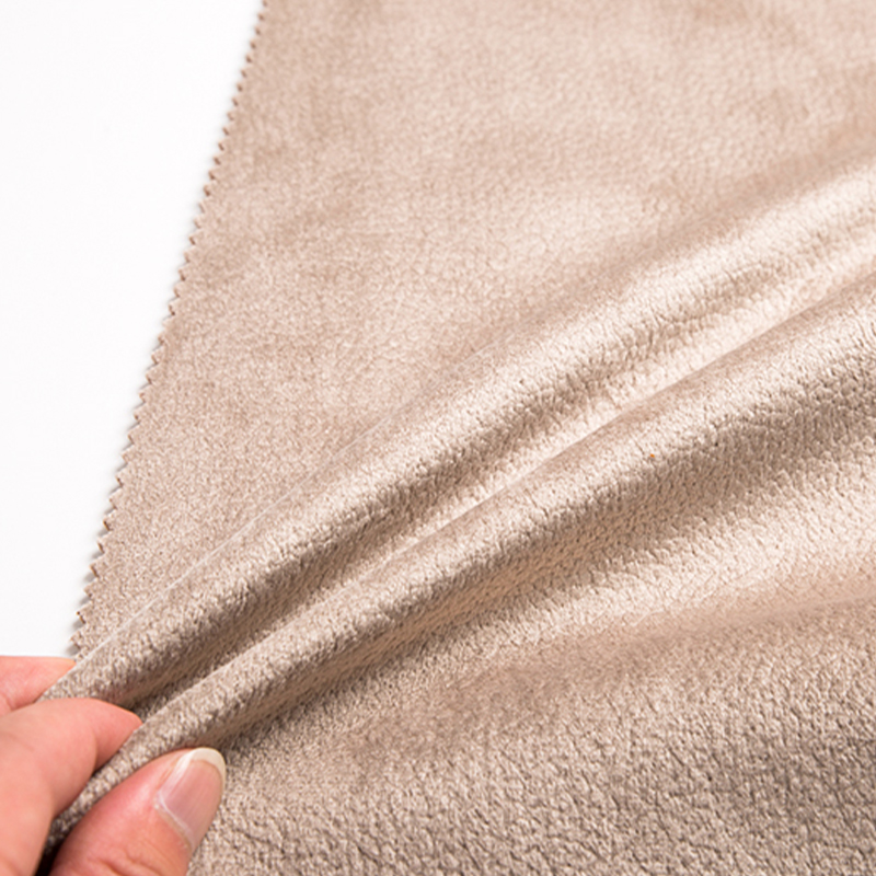 Los tejidos de punto se utilizan en una variedad de prendas de vestir y productos textiles, como muebles para el hogar.